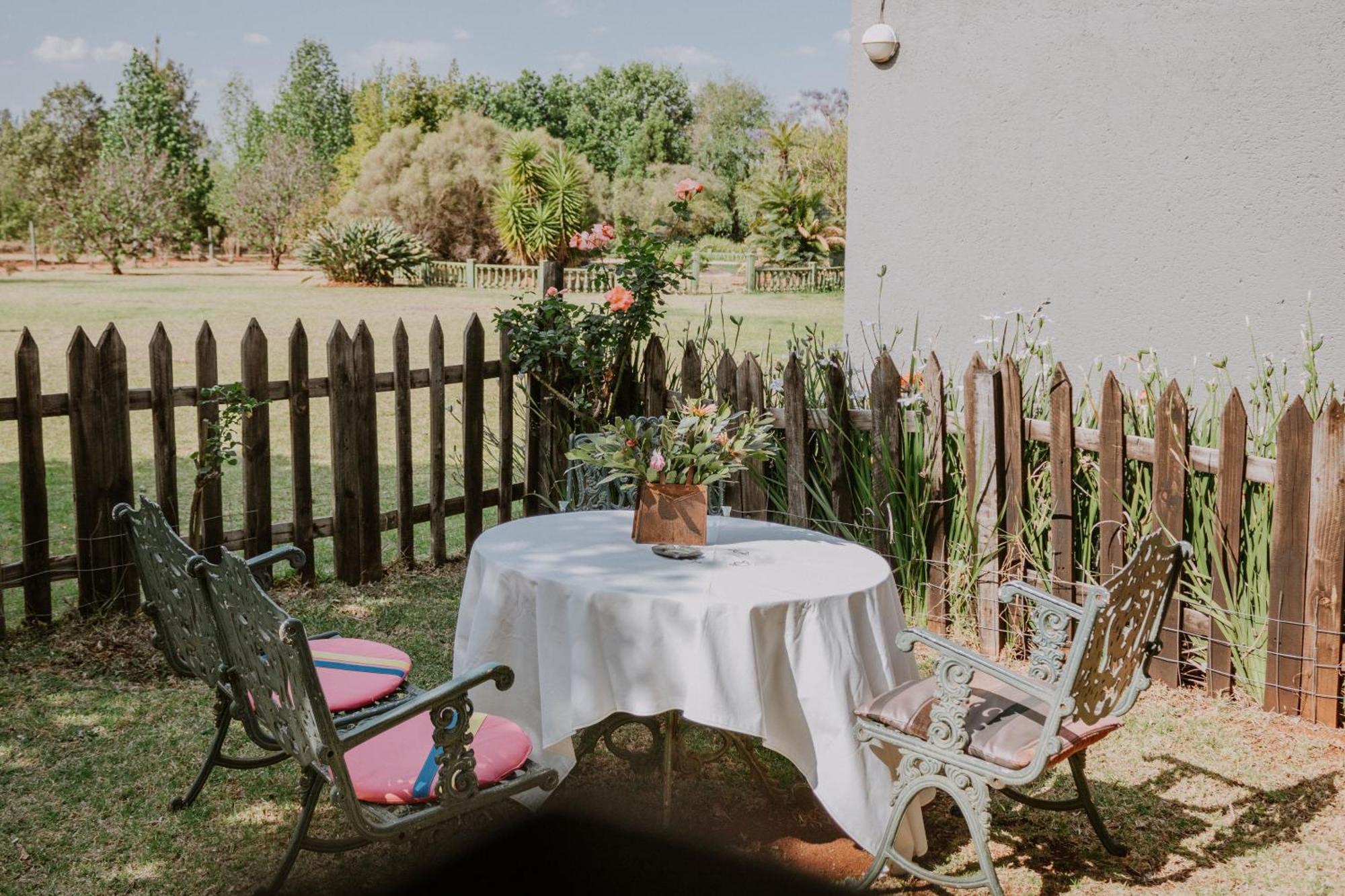 White Linen Guesthouse Tierpoort Екстер'єр фото