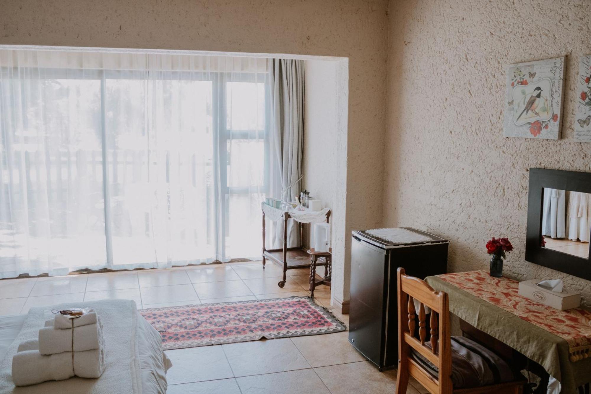 White Linen Guesthouse Tierpoort Екстер'єр фото