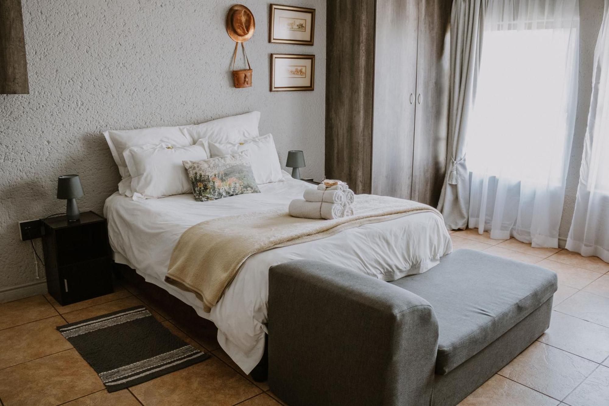 White Linen Guesthouse Tierpoort Екстер'єр фото